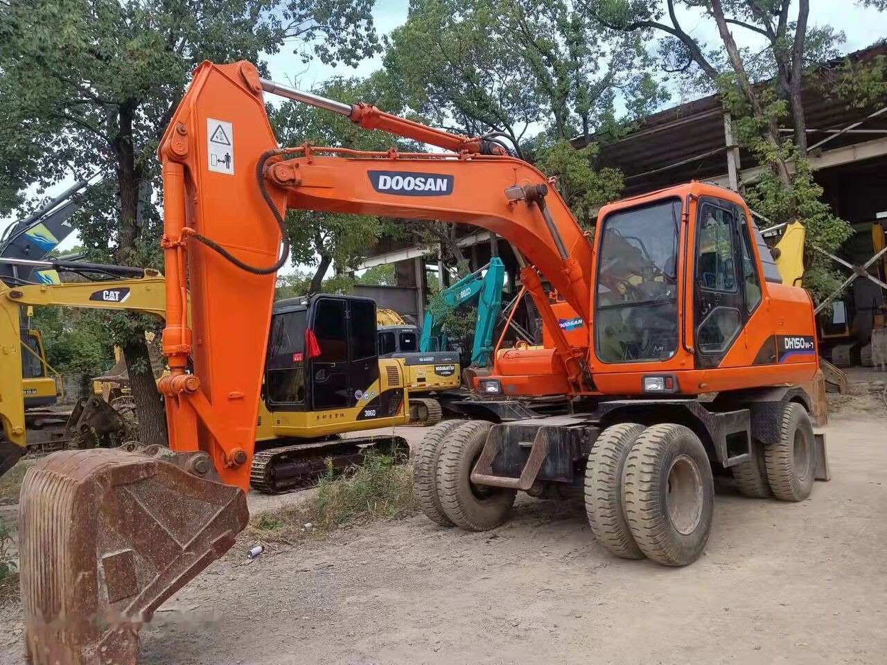 Doosan DH150W - Pelle sur pneus: photos 2 Doosan DH150W - Pelle sur pneus: photos 2