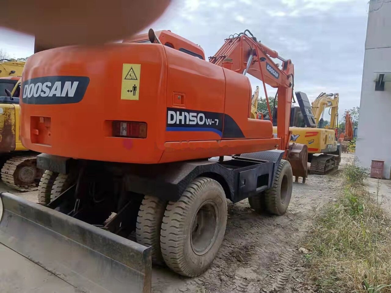 Doosan DH150W - Pelle sur pneus: photos 4 Doosan DH150W - Pelle sur pneus: photos 4
