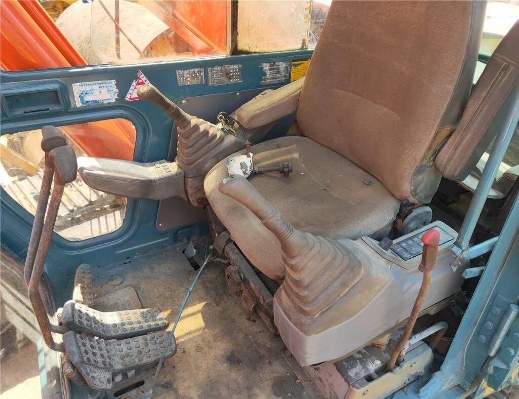 Hitachi EX 200 - Pelle sur chenille: photos 3 Hitachi EX 200 - Pelle sur chenille: photos 3