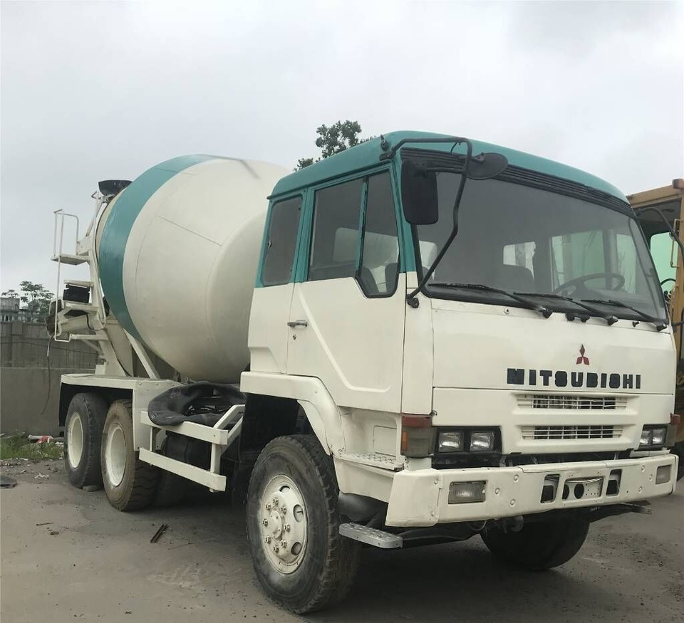 Mitsubishi FV415J - Camion malaxeur: photos 2 Mitsubishi FV415J - Camion malaxeur: photos 2