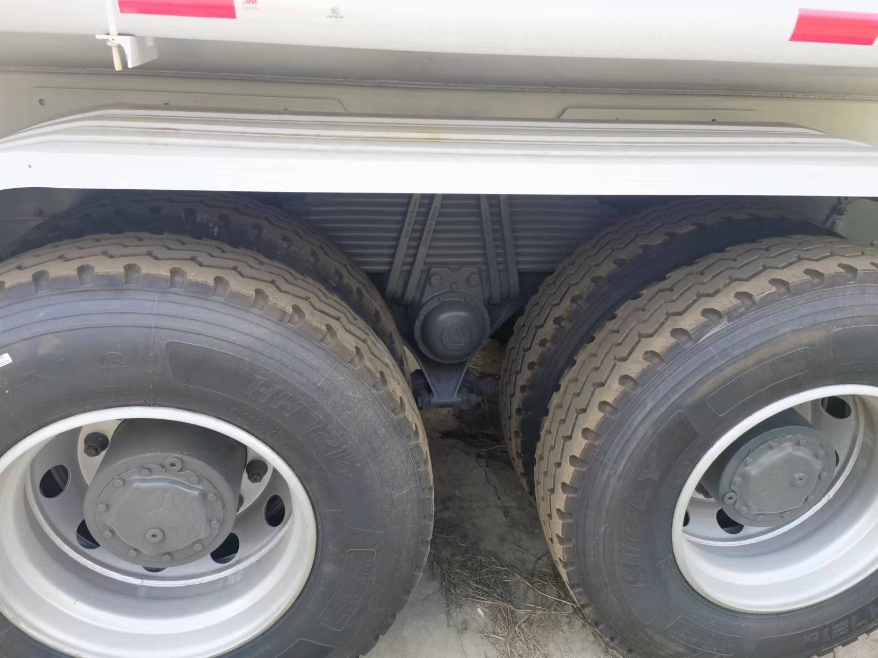 Sinotruk HOWO 371 6*4 Tank truck - Camion citerne: photos 2 Sinotruk HOWO 371 6*4 Tank truck - Camion citerne: photos 2