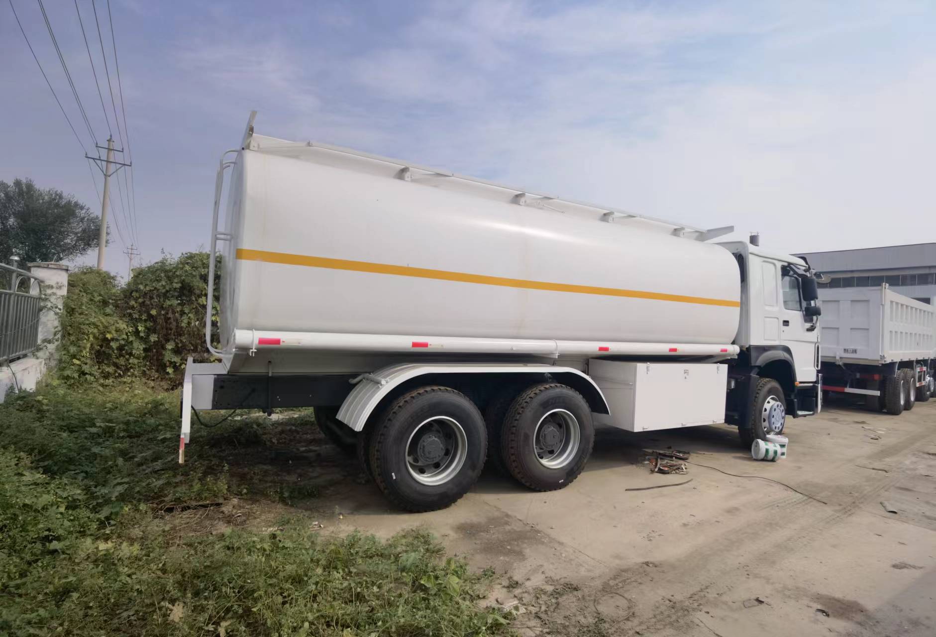 Sinotruk HOWO 371 6*4 Tank truck - Camion citerne: photos 3 Sinotruk HOWO 371 6*4 Tank truck - Camion citerne: photos 3