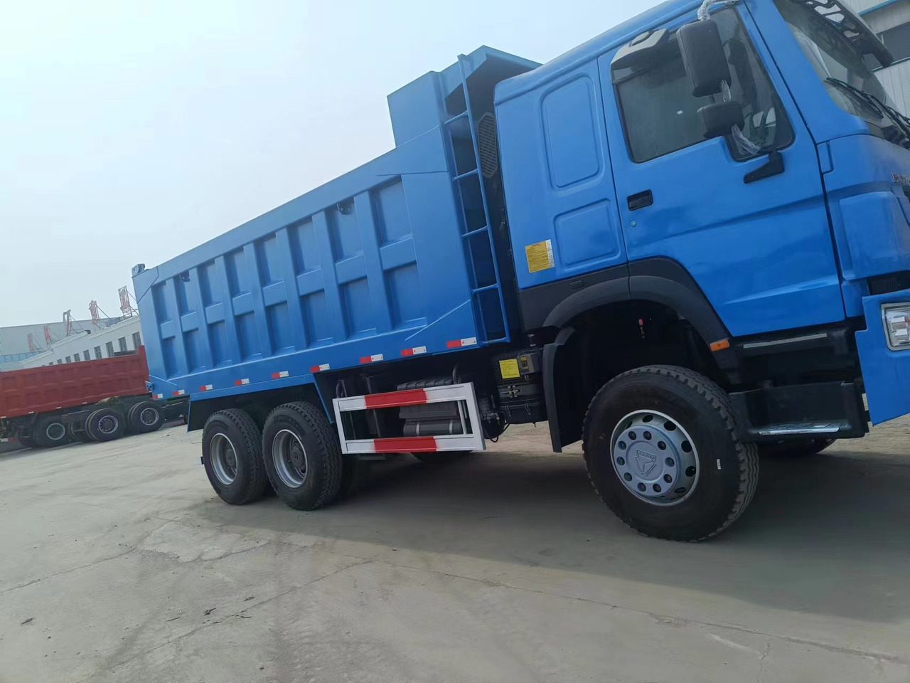 Sinotruk HOWO 371 6*4 dump truck - Mini tombereau: photos 1 Sinotruk HOWO 371 6*4 dump truck - Mini tombereau: photos 1