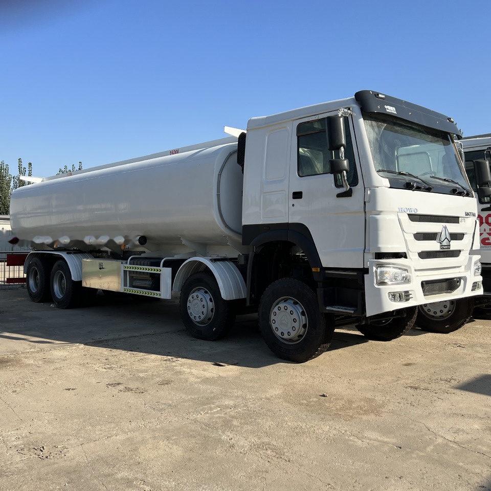Sinotruk HOWO 371 8*4 Tank truck - Camion citerne: photos 1 Sinotruk HOWO 371 8*4 Tank truck - Camion citerne: photos 1
