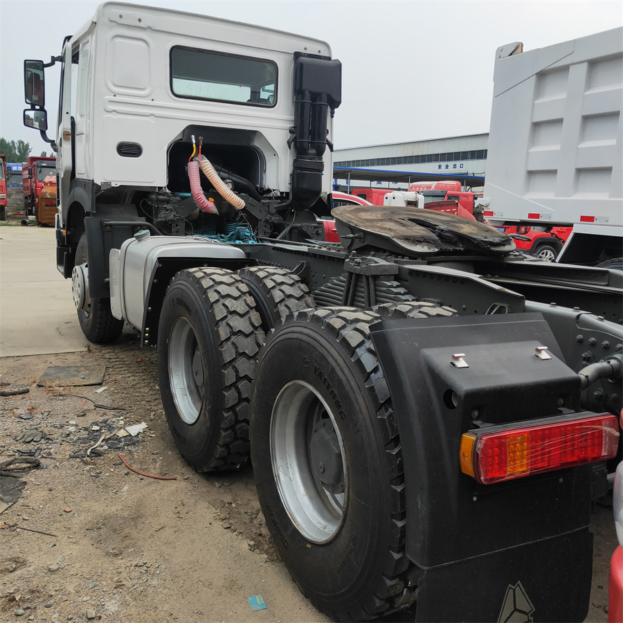 Sinotruk HOWO 420 tractor - Mini tombereau: photos 3 Sinotruk HOWO 420 tractor - Mini tombereau: photos 3
