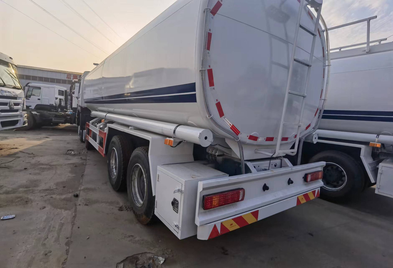 Camion citerne Sinotruk HOWO 8*4 Tank truck: photos 6 Camion citerne Sinotruk HOWO 8*4 Tank truck: photos 6