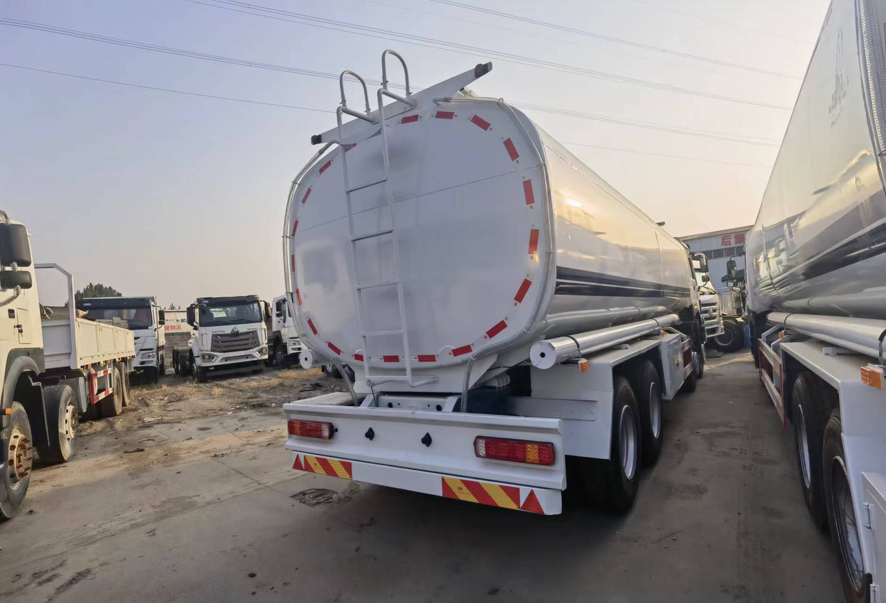 Camion citerne Sinotruk HOWO 8*4 Tank truck: photos 9 Camion citerne Sinotruk HOWO 8*4 Tank truck: photos 9