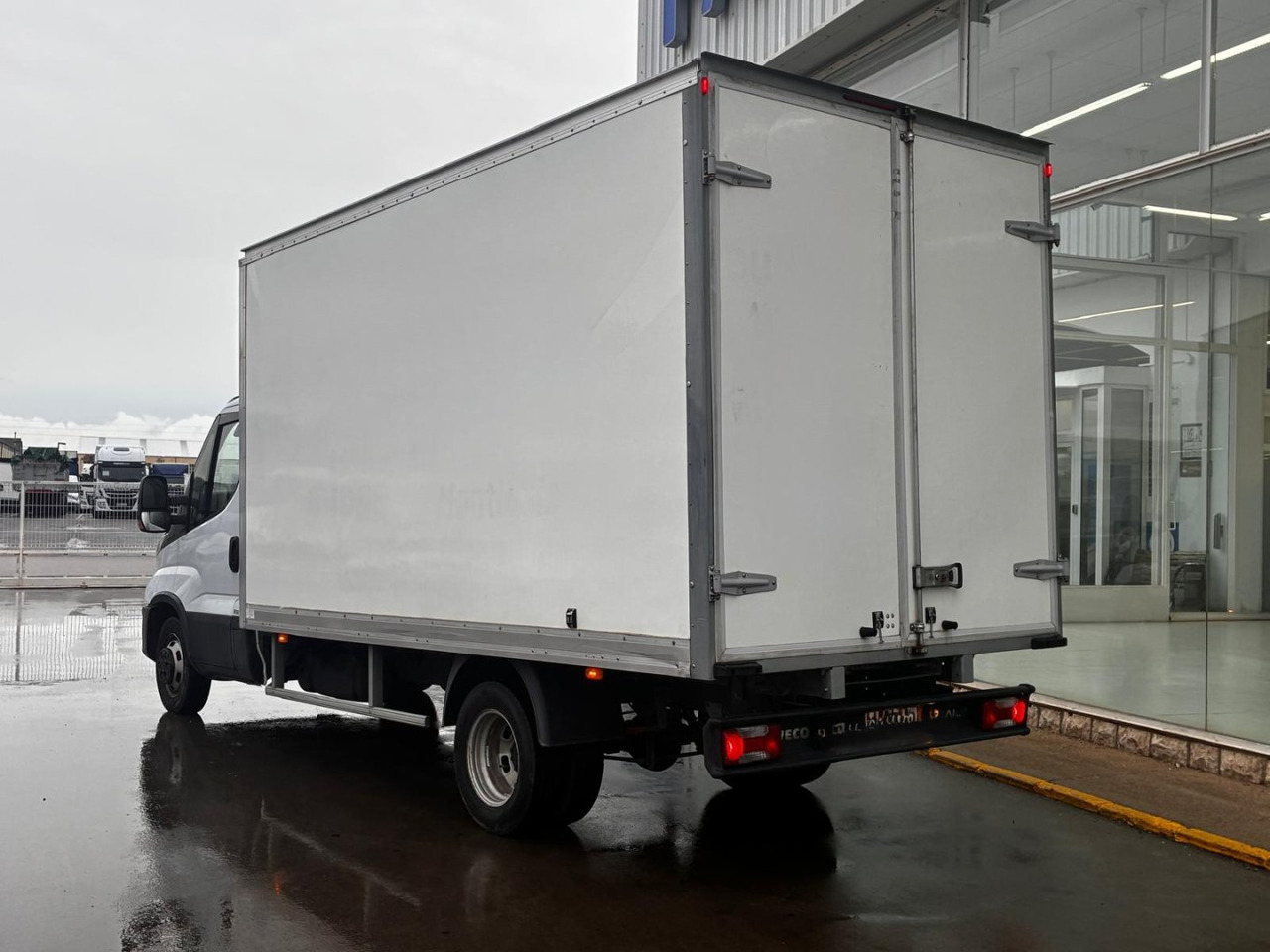 Caja cerrada IVECO 35C16 20m3 con puertas traseras - Fourgon: photos 4 Caja cerrada IVECO 35C16 20m3 con puertas traseras - Fourgon: photos 4