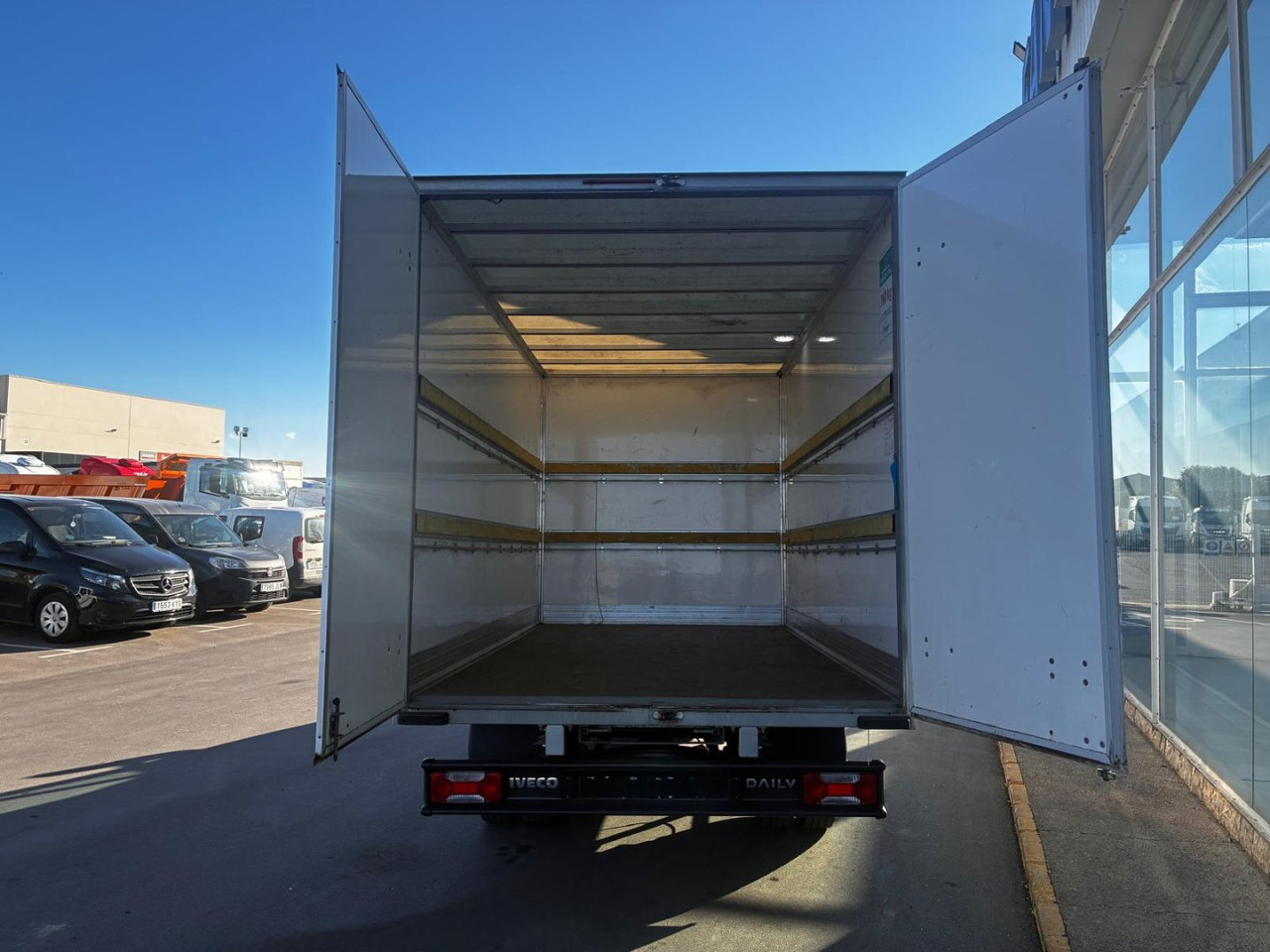 Caja cerrada IVECO 35C16 20m3 con puertas traseras - Fourgon: photos 5 Caja cerrada IVECO 35C16 20m3 con puertas traseras - Fourgon: photos 5