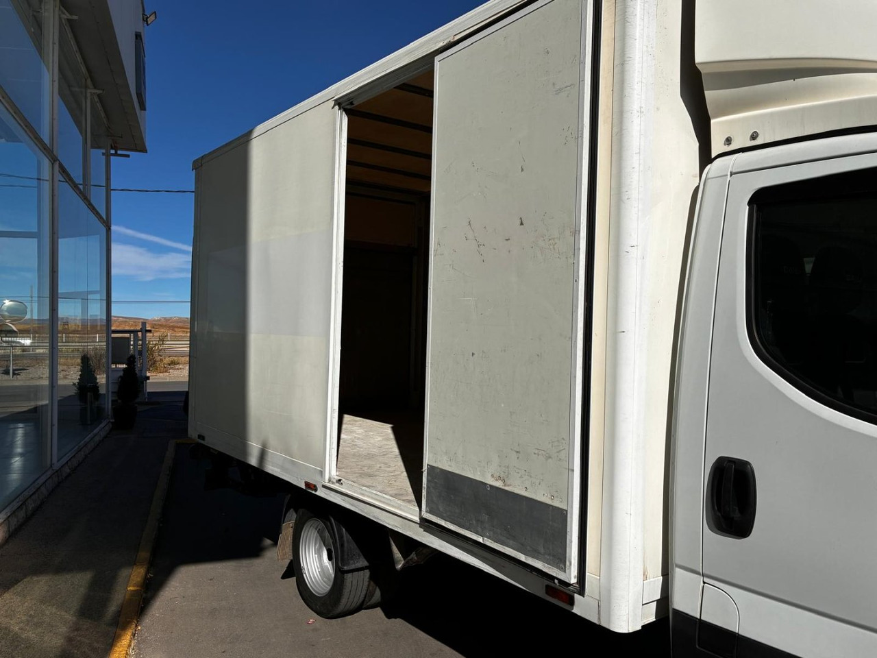 Caja cerrada con plataforma elevadora IVECO 35C14 20m3 con puerta lateral - Fourgon: photos 5 Caja cerrada con plataforma elevadora IVECO 35C14 20m3 con puerta lateral - Fourgon: photos 5