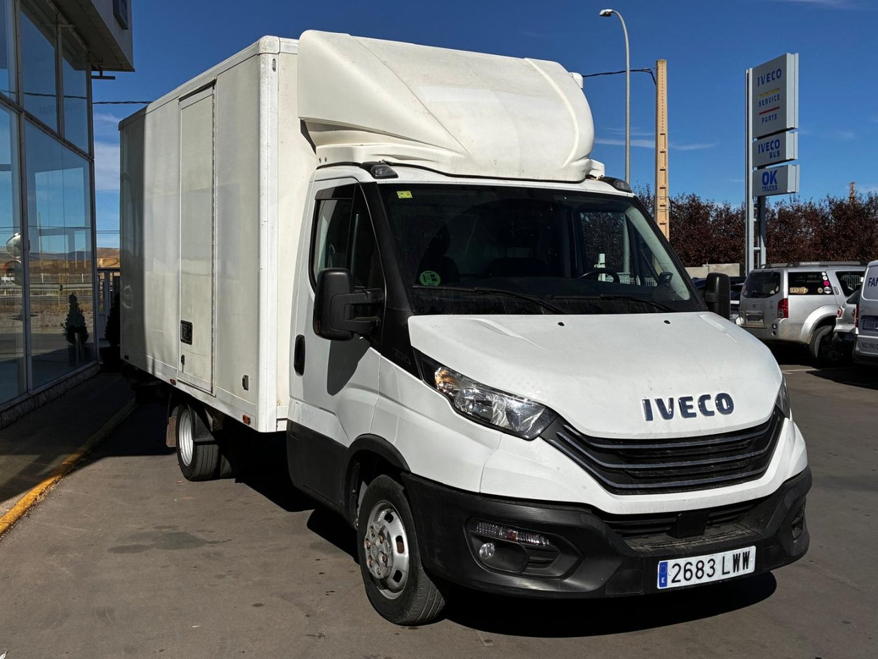 Caja cerrada con plataforma elevadora IVECO 35C14 20m3 con puerta lateral - Fourgon: photos 3 Caja cerrada con plataforma elevadora IVECO 35C14 20m3 con puerta lateral - Fourgon: photos 3