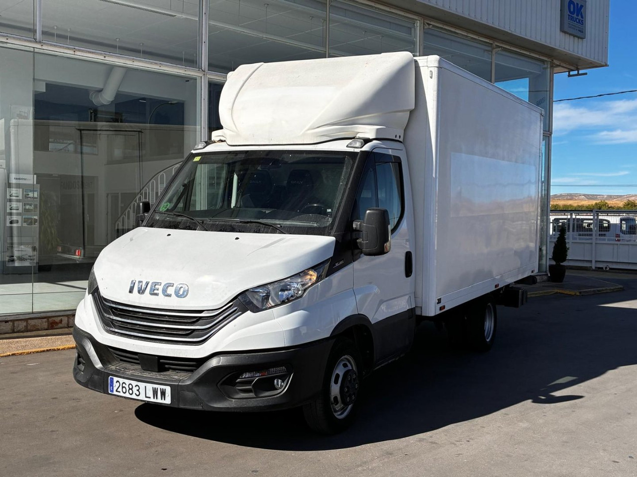 Caja cerrada con plataforma elevadora IVECO 35C14 20m3 con puerta lateral - Fourgon: photos 1 Caja cerrada con plataforma elevadora IVECO 35C14 20m3 con puerta lateral - Fourgon: photos 1