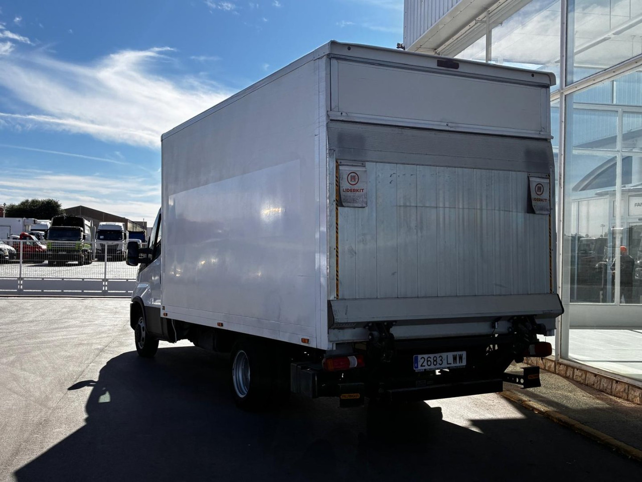 Caja cerrada con plataforma elevadora IVECO 35C14 20m3 con puerta lateral - Fourgon: photos 4 Caja cerrada con plataforma elevadora IVECO 35C14 20m3 con puerta lateral - Fourgon: photos 4