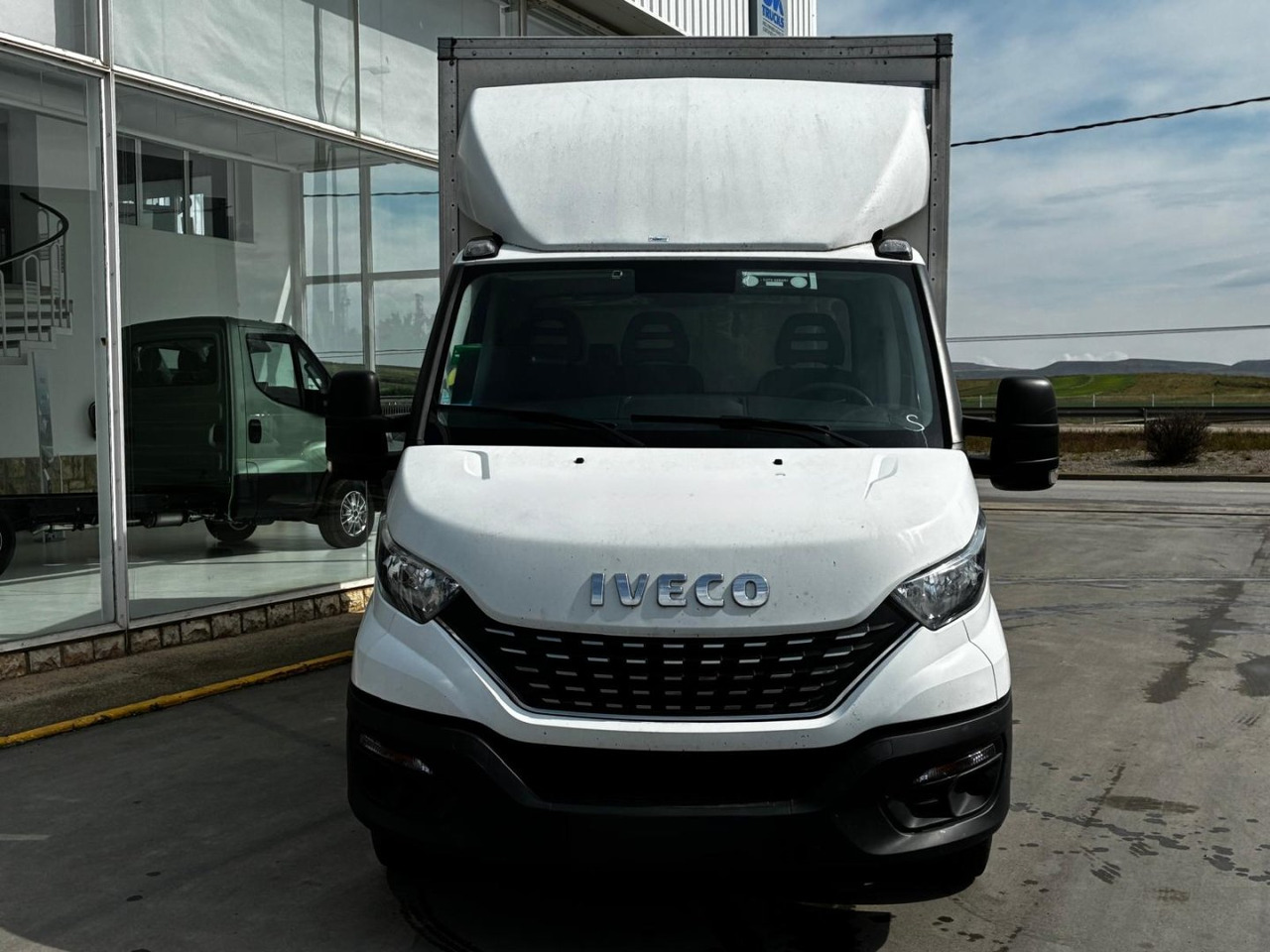 Caja cerrada con plataforma elevadora IVECO 35C16 20m3 Automática - Fourgon: photos 2 Caja cerrada con plataforma elevadora IVECO 35C16 20m3 Automática - Fourgon: photos 2