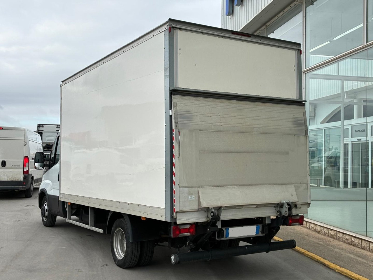 Caja cerrada con plataforma elevadora IVECO 35C16 20m3 Automática - Fourgon: photos 4 Caja cerrada con plataforma elevadora IVECO 35C16 20m3 Automática - Fourgon: photos 4