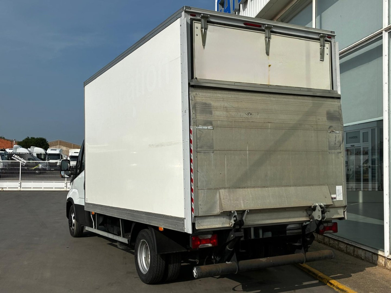 Caja cerrada con plataforma elevadora IVECO 35C16 20m3 - Fourgon: photos 4 Caja cerrada con plataforma elevadora IVECO 35C16 20m3 - Fourgon: photos 4