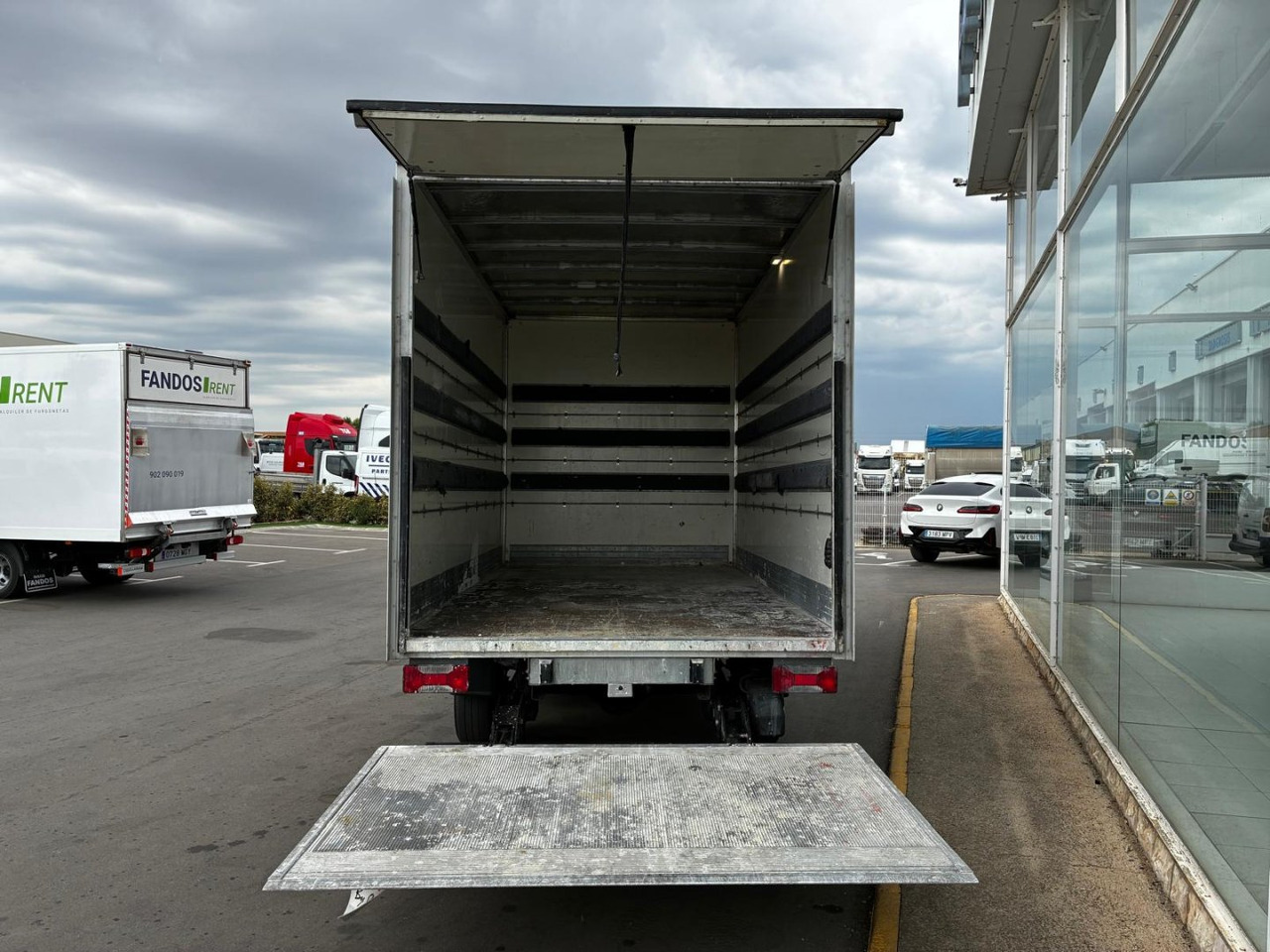 Caja cerrada con plataforma elevadora IVECO 35C16 20m3 - Fourgon: photos 4 Caja cerrada con plataforma elevadora IVECO 35C16 20m3 - Fourgon: photos 4