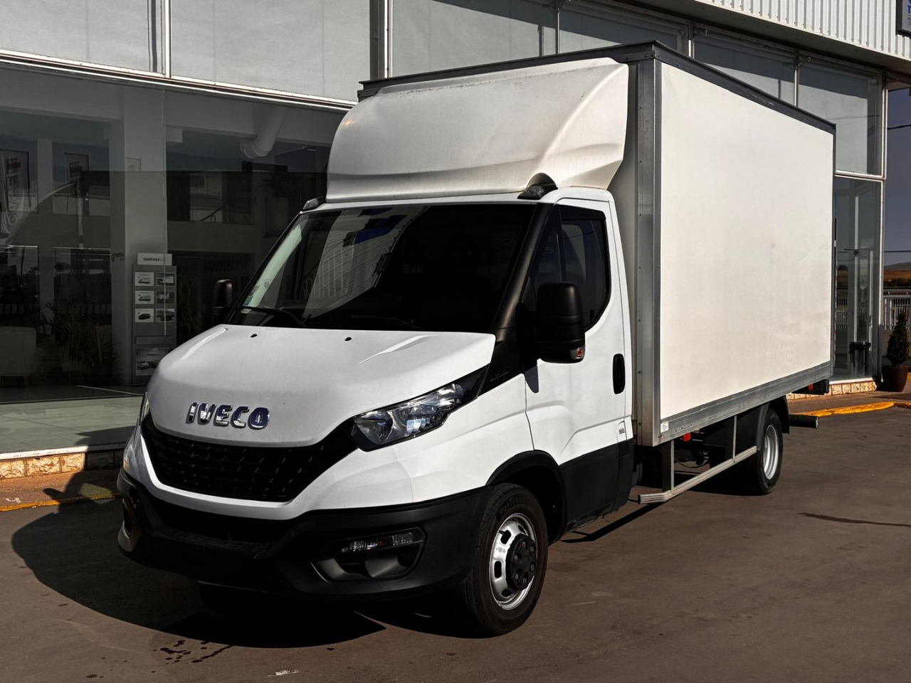 Caja cerrada con plataforma elevadora IVECO 35C16 20m3 - Fourgon: photos 1 Caja cerrada con plataforma elevadora IVECO 35C16 20m3 - Fourgon: photos 1