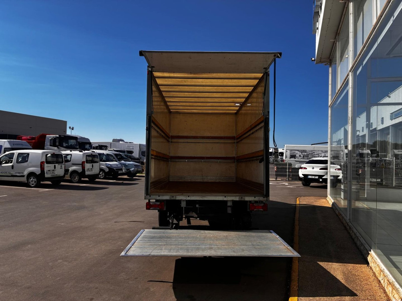Caja cerrada con plataforma elevadora IVECO 35C16 20m3 - Fourgon: photos 5 Caja cerrada con plataforma elevadora IVECO 35C16 20m3 - Fourgon: photos 5