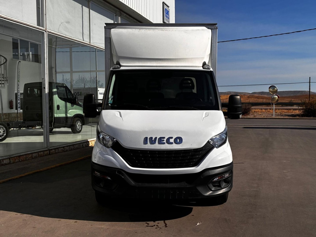 Caja cerrada con plataforma elevadora IVECO 35C16 20m3 - Fourgon: photos 2 Caja cerrada con plataforma elevadora IVECO 35C16 20m3 - Fourgon: photos 2