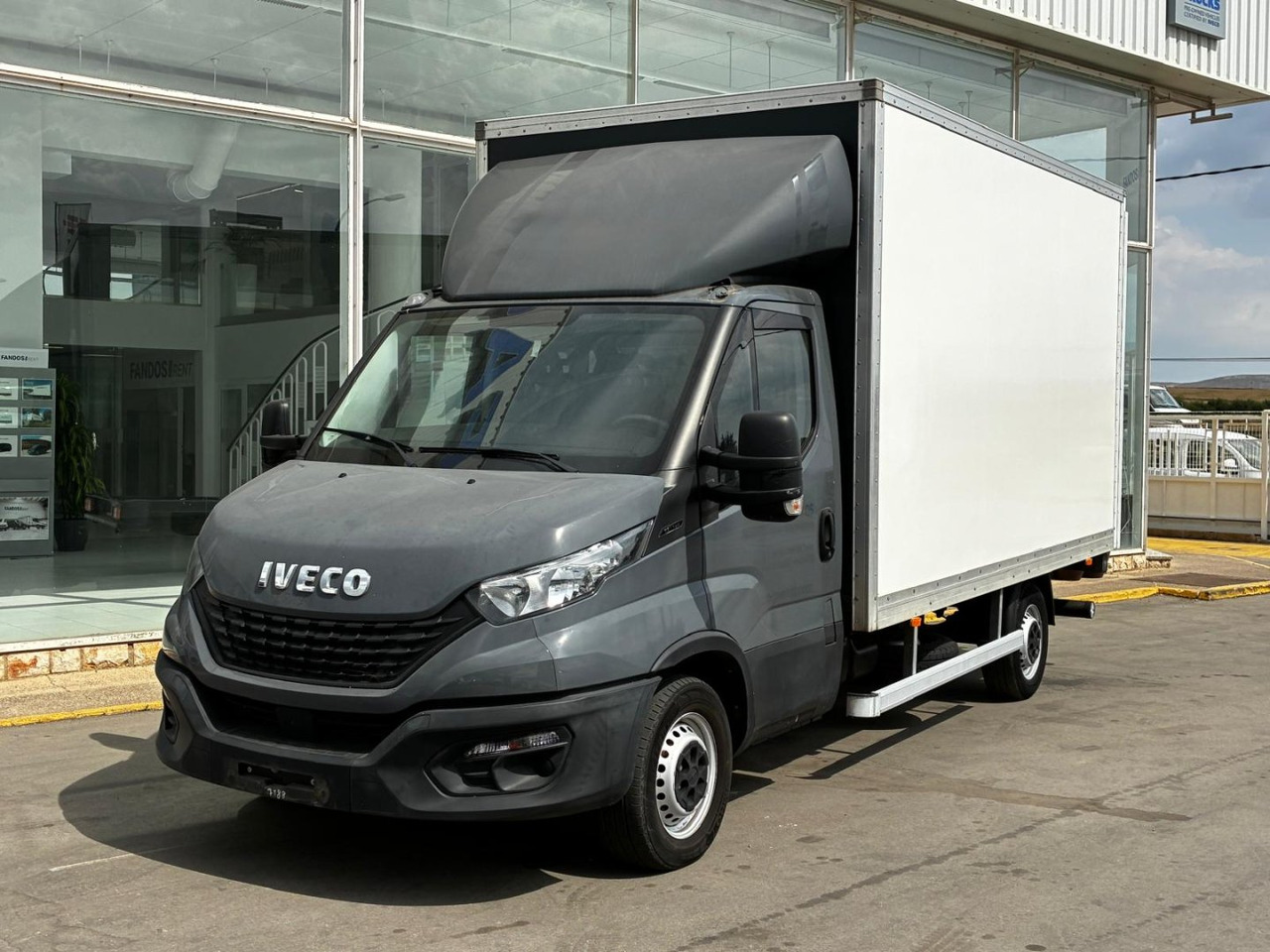 Caja cerrada con plataforma elevadora IVECO 35C16 20m3 - Fourgon: photos 1 Caja cerrada con plataforma elevadora IVECO 35C16 20m3 - Fourgon: photos 1