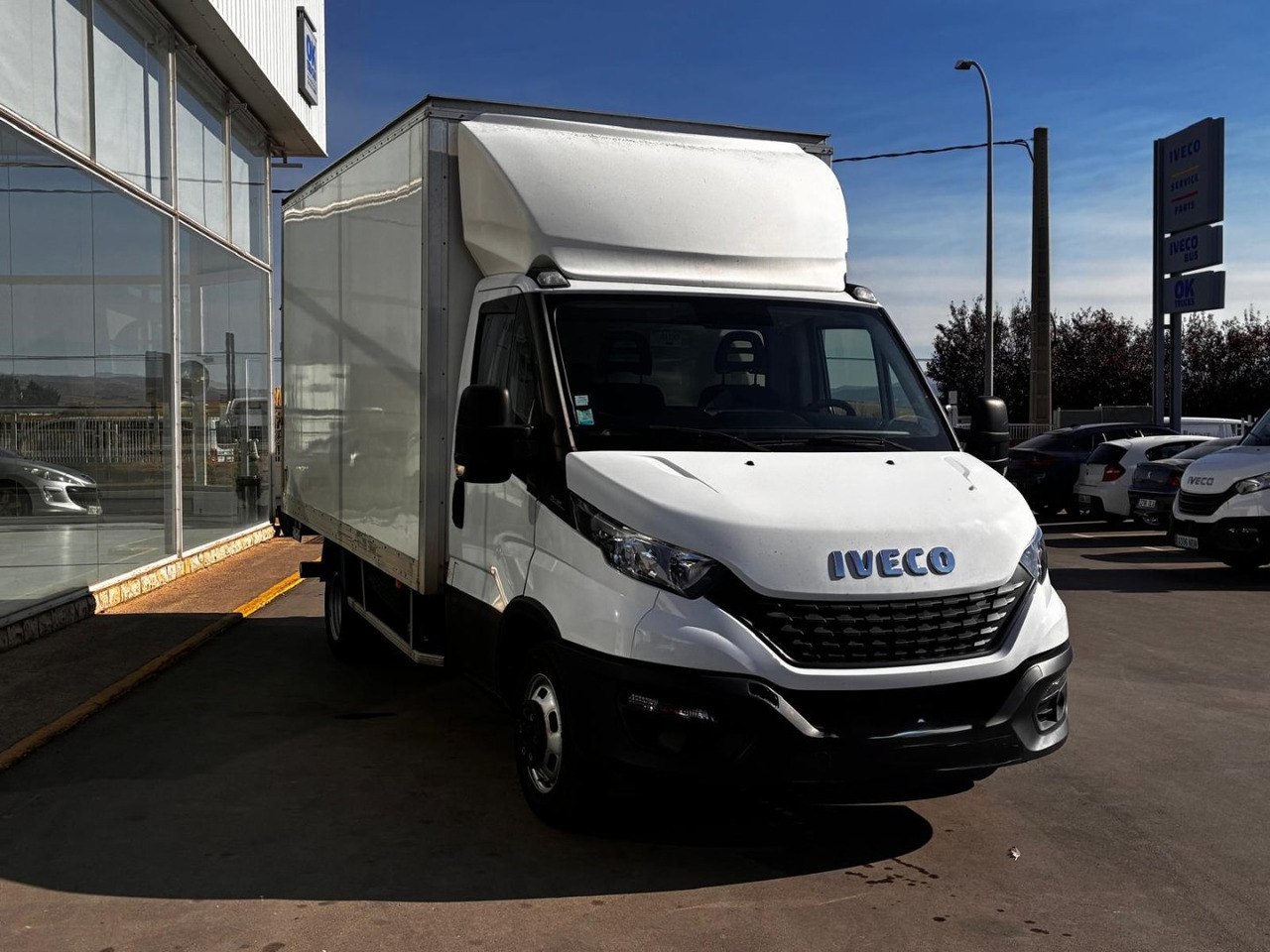 Caja cerrada con plataforma elevadora IVECO 35C16 20m3 - Fourgon: photos 3 Caja cerrada con plataforma elevadora IVECO 35C16 20m3 - Fourgon: photos 3