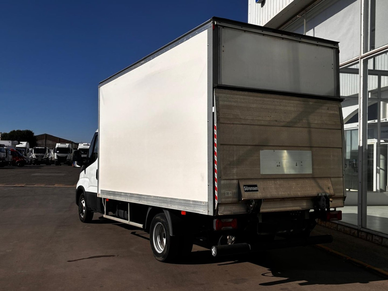 Caja cerrada con plataforma elevadora IVECO 35C16 20m3 - Fourgon: photos 4 Caja cerrada con plataforma elevadora IVECO 35C16 20m3 - Fourgon: photos 4