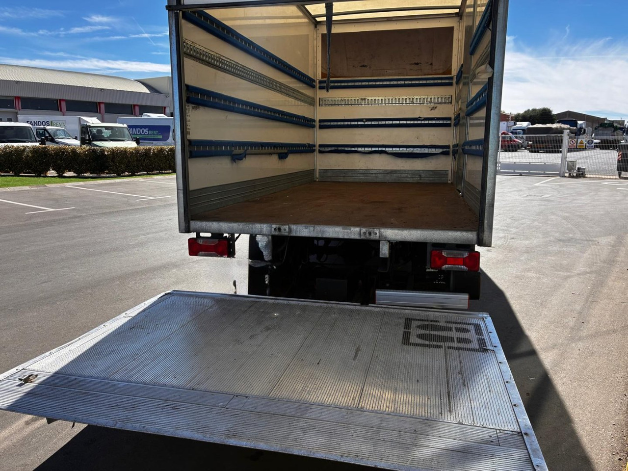 Caja cerrada con plataforma elevadora IVECO 35C16 20m3 con puerta lateral - Fourgon: photos 5 Caja cerrada con plataforma elevadora IVECO 35C16 20m3 con puerta lateral - Fourgon: photos 5