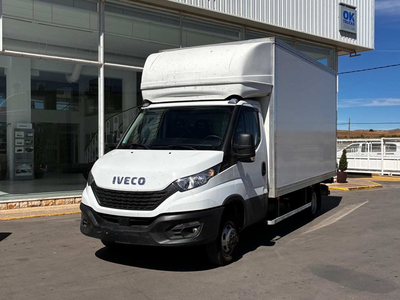 Caja cerrada con plataforma elevadora IVECO 35C16 20m3 con puerta lateral - Fourgon: photos 1 Caja cerrada con plataforma elevadora IVECO 35C16 20m3 con puerta lateral - Fourgon: photos 1