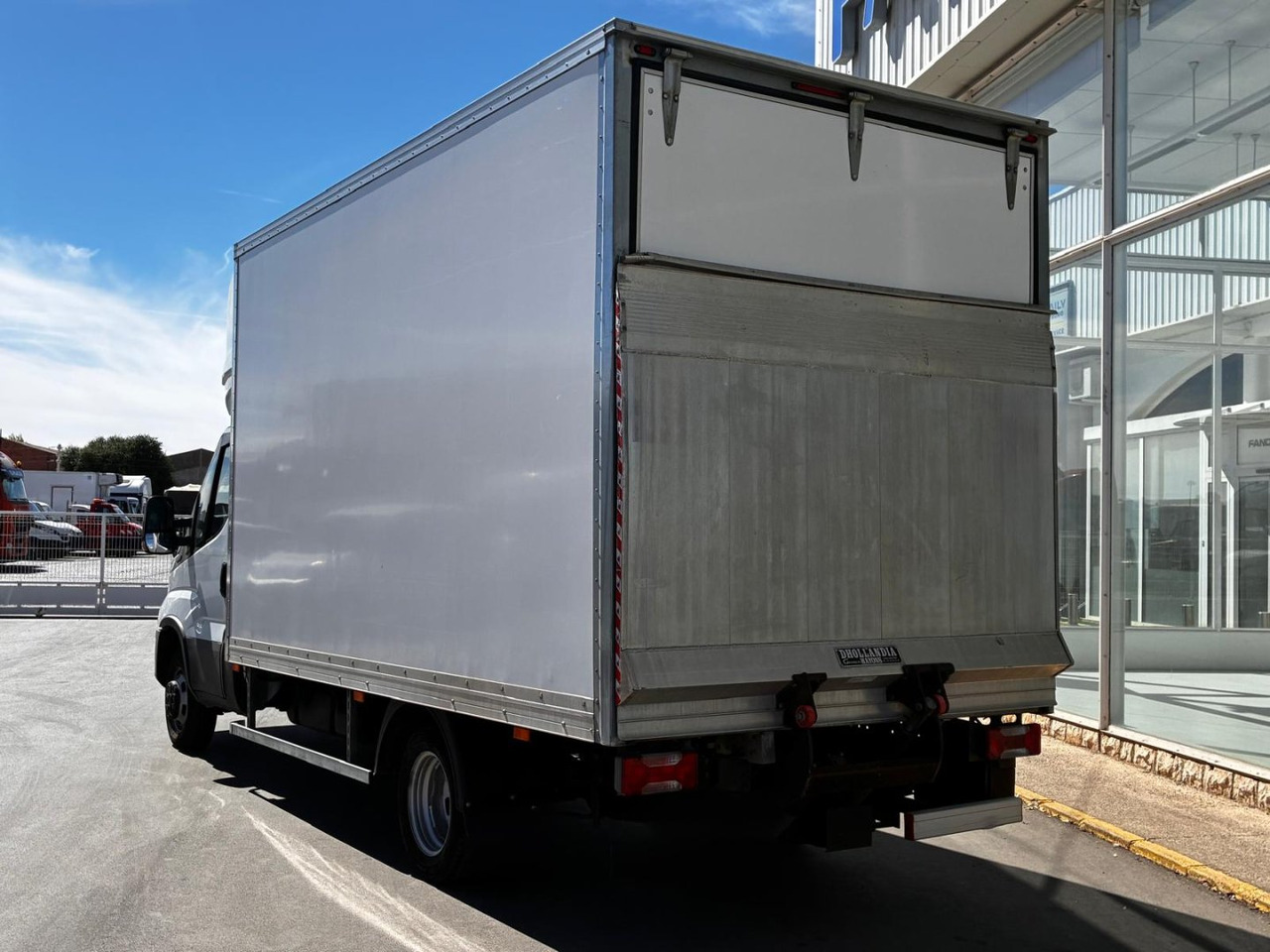 Caja cerrada con plataforma elevadora IVECO 35C16 20m3 con puerta lateral - Fourgon: photos 4 Caja cerrada con plataforma elevadora IVECO 35C16 20m3 con puerta lateral - Fourgon: photos 4