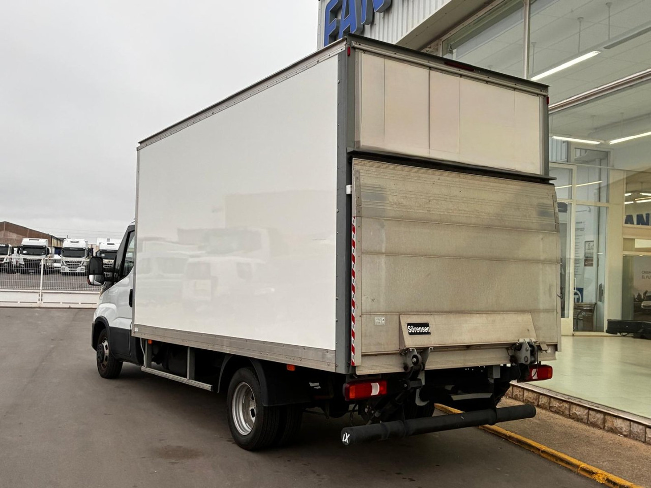 Caja cerrada con plataforma elevadora IVECO 35C16 3.0 20m3 - Fourgon: photos 4 Caja cerrada con plataforma elevadora IVECO 35C16 3.0 20m3 - Fourgon: photos 4