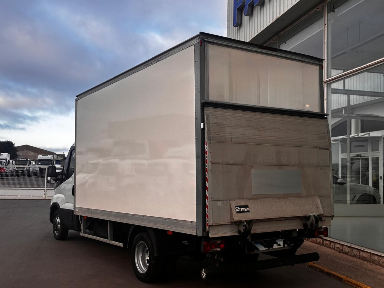Caja cerrada con plataforma elevadora IVECO 35C16 3.0 20m3 - Fourgon: photos 4 Caja cerrada con plataforma elevadora IVECO 35C16 3.0 20m3 - Fourgon: photos 4