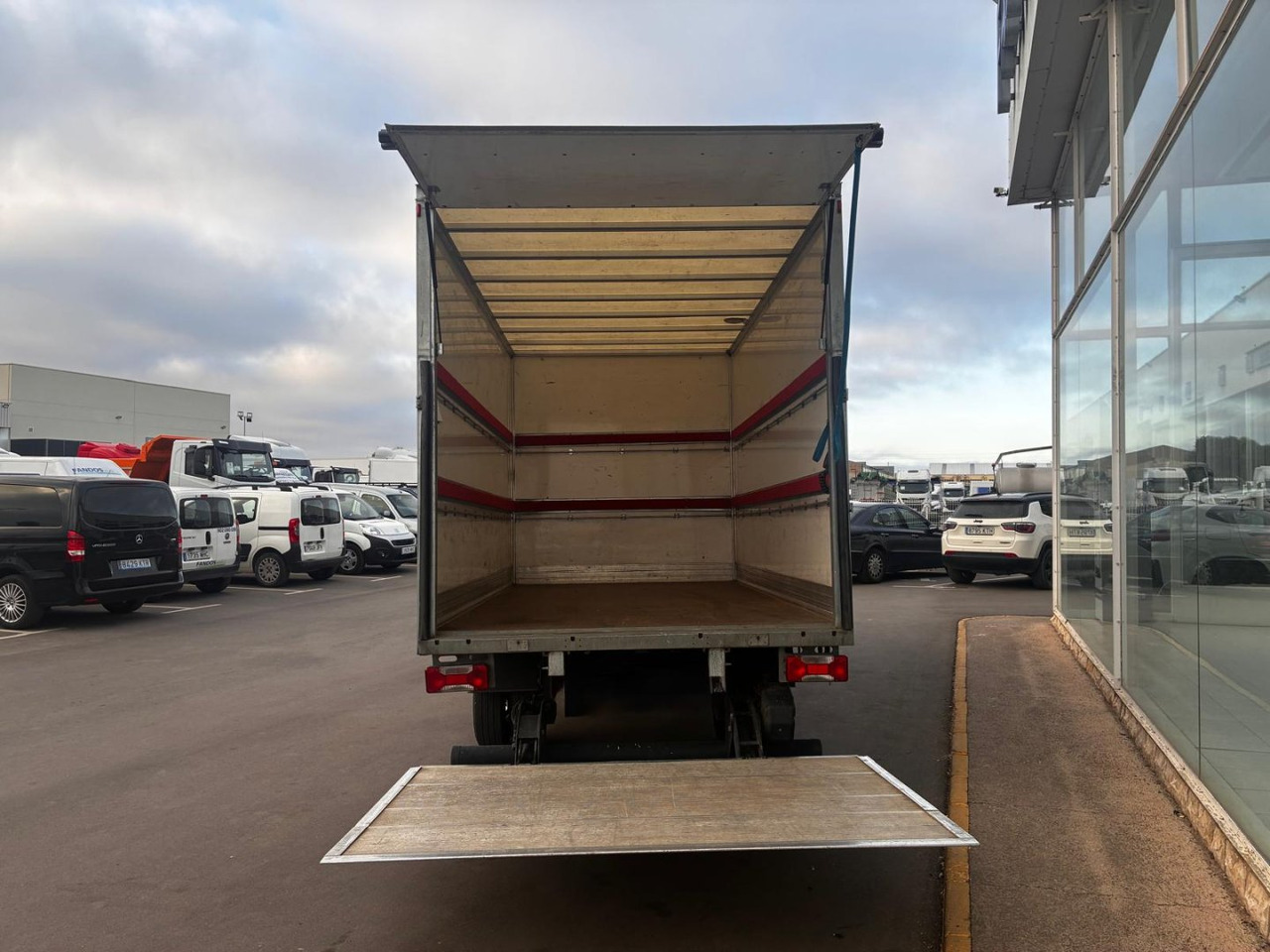 Caja cerrada con plataforma elevadora IVECO 35C16 3.0 20m3 - Fourgon: photos 5 Caja cerrada con plataforma elevadora IVECO 35C16 3.0 20m3 - Fourgon: photos 5