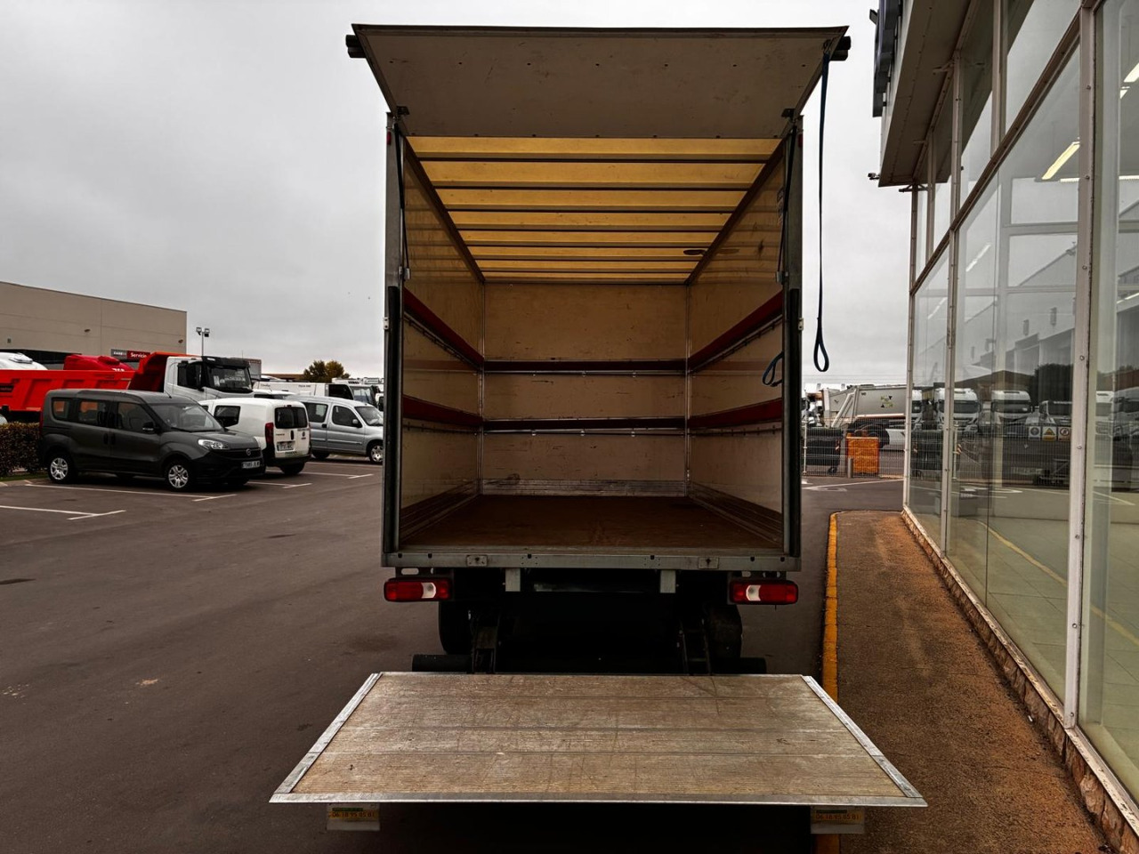 Caja cerrada con plataforma elevadora IVECO 35C16 3.0 20m3 - Fourgon: photos 5 Caja cerrada con plataforma elevadora IVECO 35C16 3.0 20m3 - Fourgon: photos 5
