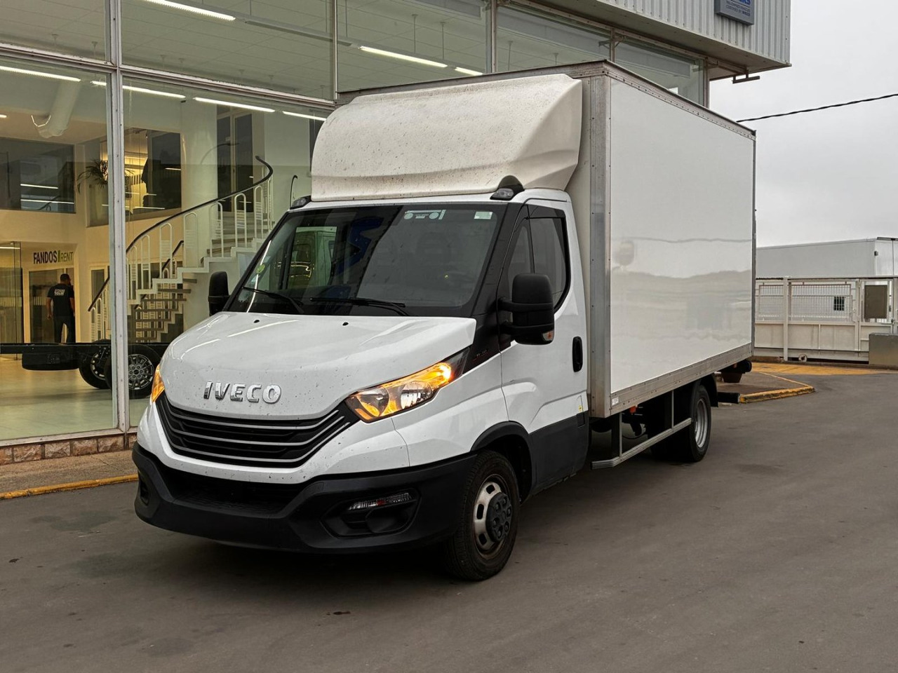 Caja cerrada con plataforma elevadora IVECO 35C16 3.0 20m3 - Fourgon: photos 1 Caja cerrada con plataforma elevadora IVECO 35C16 3.0 20m3 - Fourgon: photos 1