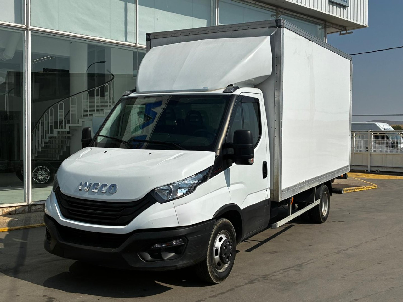 Caja cerrada con plataforma elevadora IVECO 35C16 3.0 20m3 - Fourgon: photos 1 Caja cerrada con plataforma elevadora IVECO 35C16 3.0 20m3 - Fourgon: photos 1