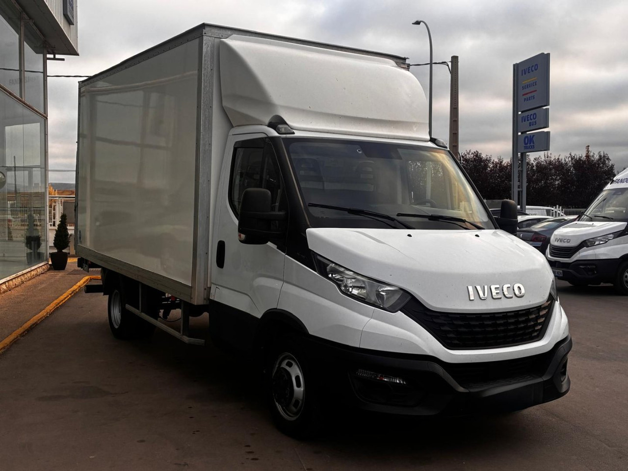 Caja cerrada con plataforma elevadora IVECO 35C16 3.0 20m3 - Fourgon: photos 3 Caja cerrada con plataforma elevadora IVECO 35C16 3.0 20m3 - Fourgon: photos 3