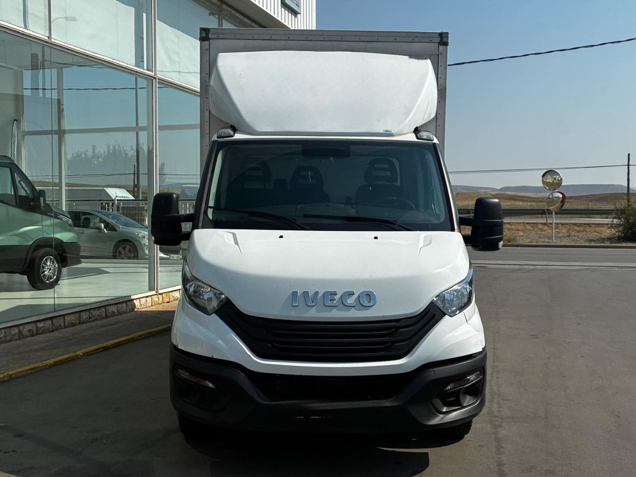 Caja cerrada con plataforma elevadora IVECO 35C16 3.0 20m3 - Fourgon: photos 2 Caja cerrada con plataforma elevadora IVECO 35C16 3.0 20m3 - Fourgon: photos 2