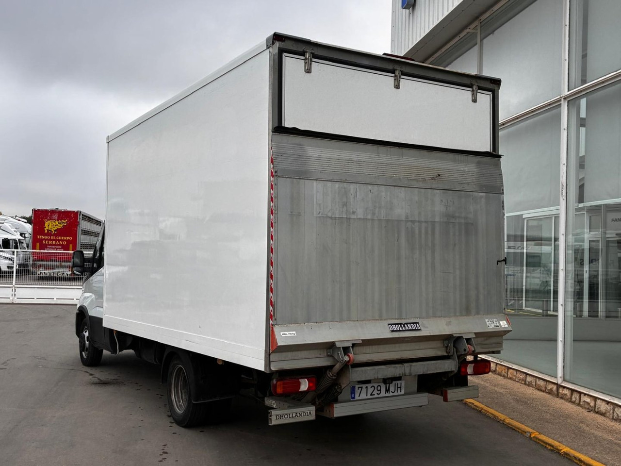 Caja cerrada con plataforma elevadora IVECO 35C16 3.0 20m3 con puerta lateral - Fourgon: photos 4 Caja cerrada con plataforma elevadora IVECO 35C16 3.0 20m3 con puerta lateral - Fourgon: photos 4