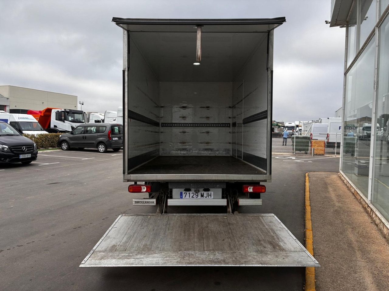 Caja cerrada con plataforma elevadora IVECO 35C16 3.0 20m3 con puerta lateral - Fourgon: photos 5 Caja cerrada con plataforma elevadora IVECO 35C16 3.0 20m3 con puerta lateral - Fourgon: photos 5
