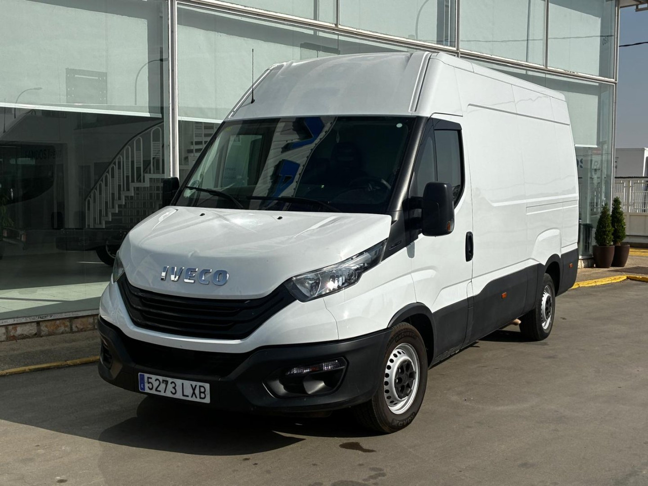 Furgón IVECO 35S16 V 12m3 - Fourgon utilitaire: photos 1 Furgón IVECO 35S16 V 12m3 - Fourgon utilitaire: photos 1