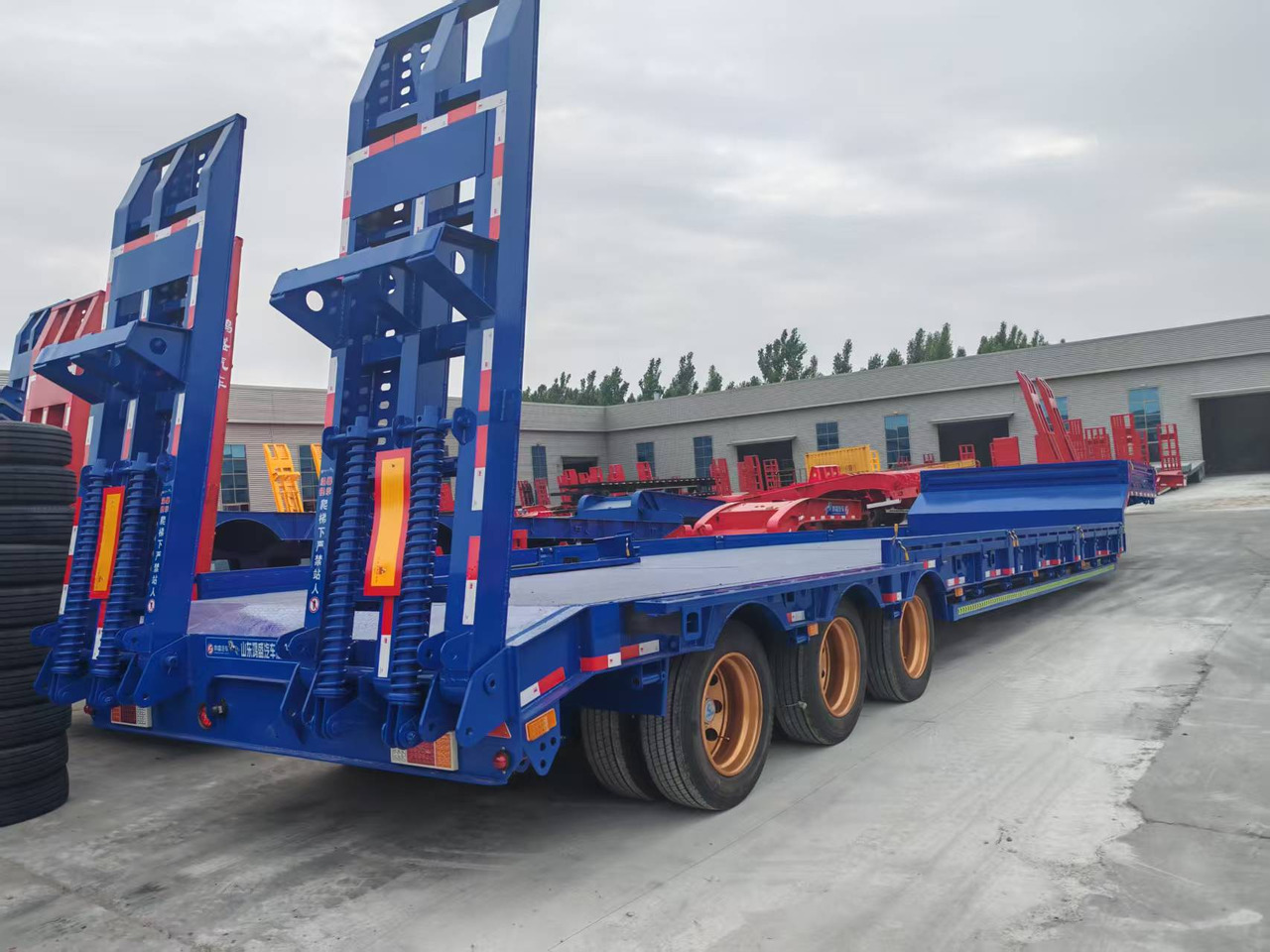 13M Low Bed Semi Trailer | 3 Axles | Heavy Duty Lowboy for Construction Machinery Transport - Semi-remorque surbaissé: photos 1 13M Low Bed Semi Trailer | 3 Axles | Heavy Duty Lowboy for Construction Machinery Transport - Semi-remorque surbaissé: photos 1