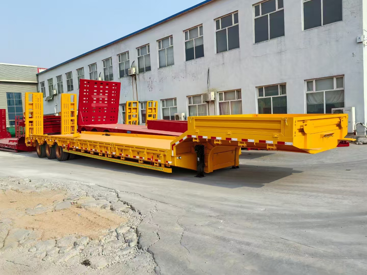 13M Low Bed Semi Trailer | 3 Axles | Heavy Duty Lowboy for Construction Machinery Transport - Semi-remorque surbaissé: photos 3 13M Low Bed Semi Trailer | 3 Axles | Heavy Duty Lowboy for Construction Machinery Transport - Semi-remorque surbaissé: photos 3