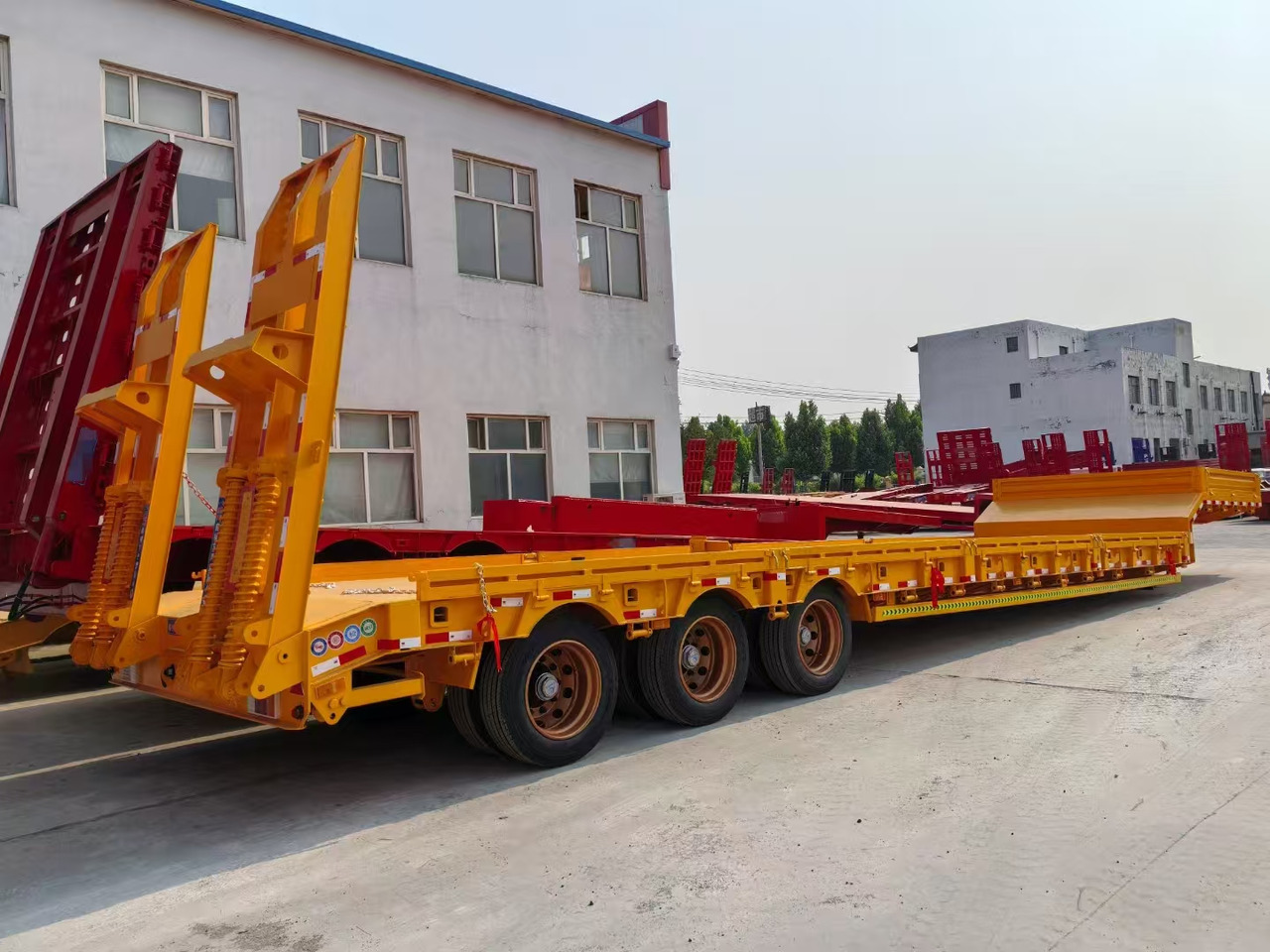 13M Low Bed Semi Trailer | 3 Axles | Heavy Duty Lowboy for Construction Machinery Transport - Semi-remorque surbaissé: photos 2 13M Low Bed Semi Trailer | 3 Axles | Heavy Duty Lowboy for Construction Machinery Transport - Semi-remorque surbaissé: photos 2