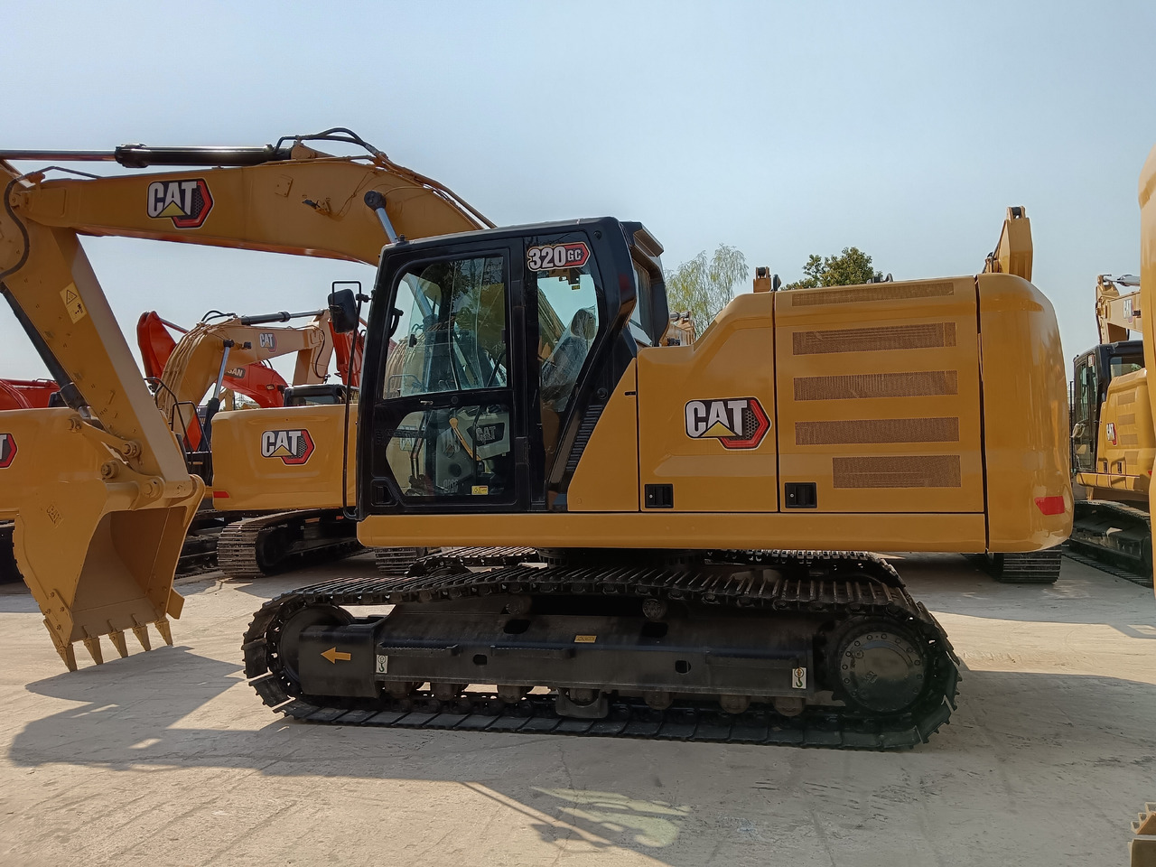 Pelle sur chenille CAT 320 GC: photos 1