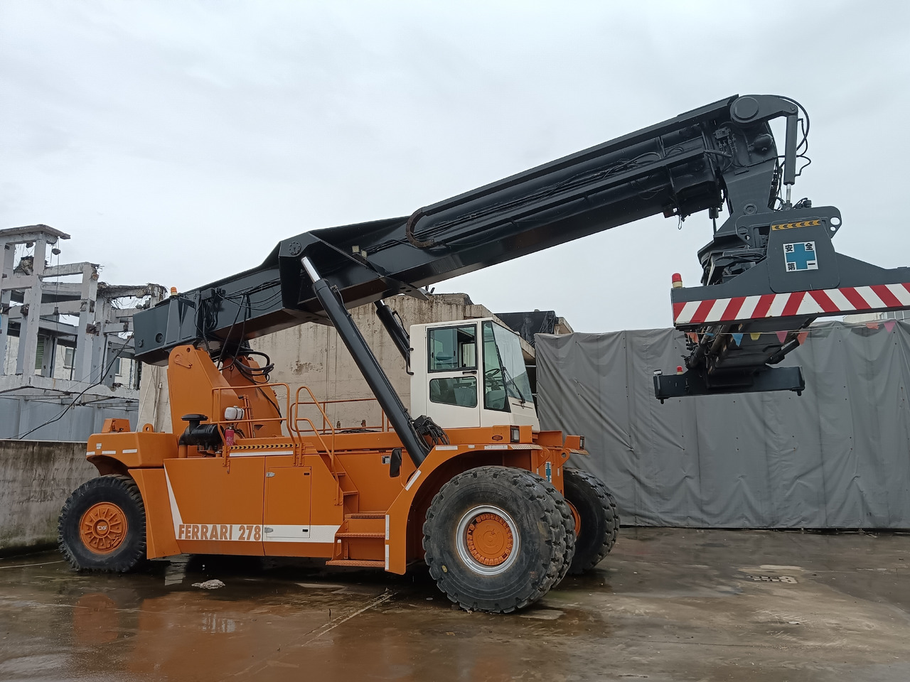 CVS FERRARRI 278 - Reach stacker: photos 1 CVS FERRARRI 278 - Reach stacker: photos 1