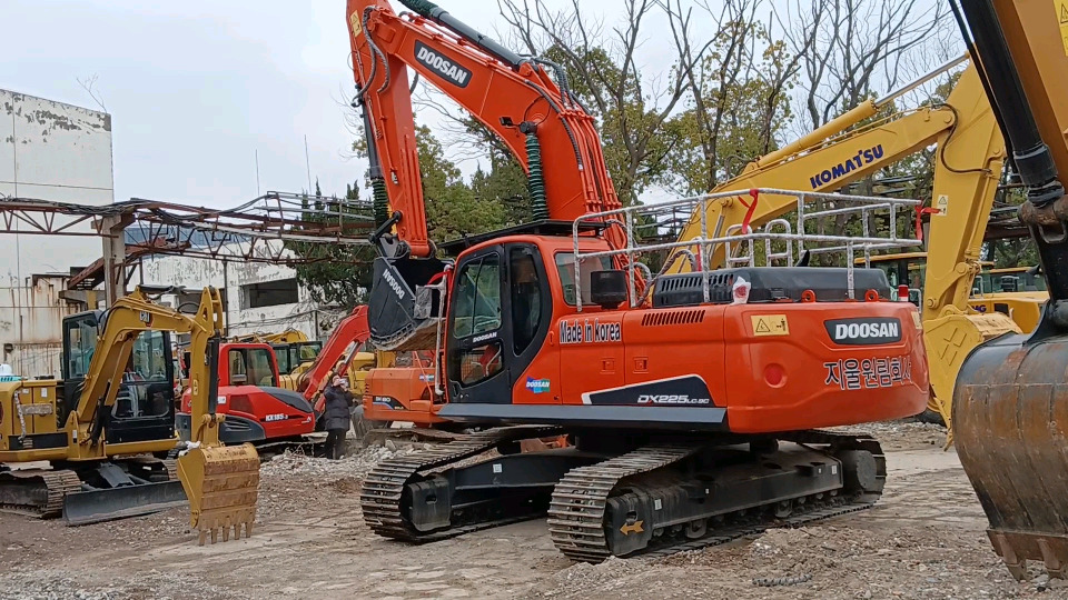 DOOSAN DX225 LC - Pelle sur chenille: photos 3 DOOSAN DX225 LC - Pelle sur chenille: photos 3