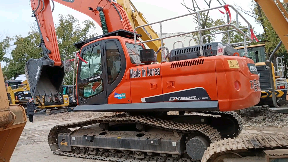 DOOSAN DX225 LC - Pelle sur chenille: photos 1 DOOSAN DX225 LC - Pelle sur chenille: photos 1