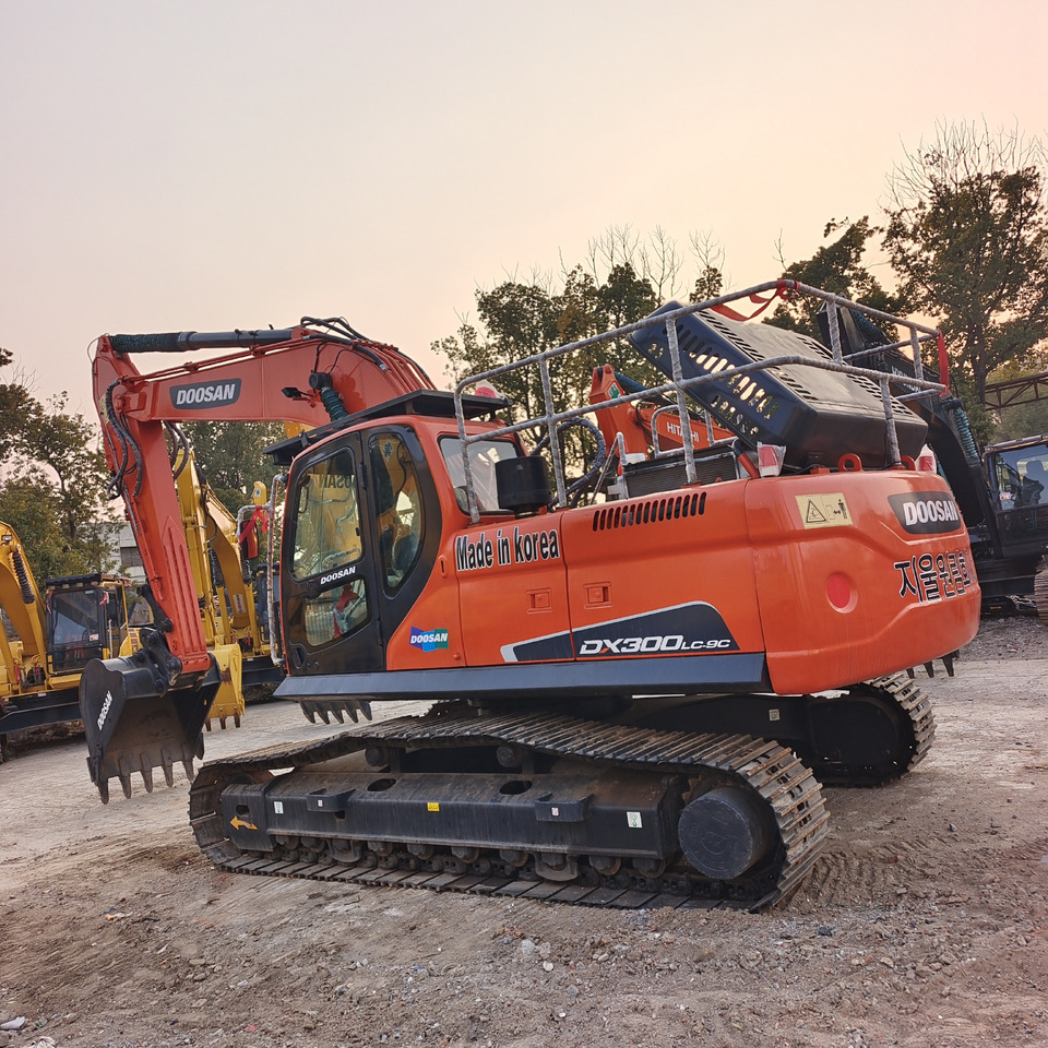 DOOSAN DX300LC-9C Doosan DX 300 LC - 9 C - Pelle sur chenille: photos 1 DOOSAN DX300LC-9C Doosan DX 300 LC - 9 C - Pelle sur chenille: photos 1