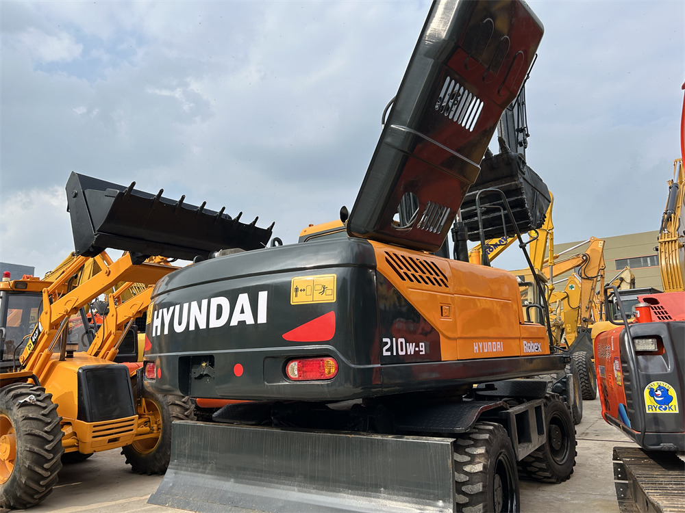 HYUNDAI 210W-9 - Pelle sur pneus: photos 2 HYUNDAI 210W-9 - Pelle sur pneus: photos 2